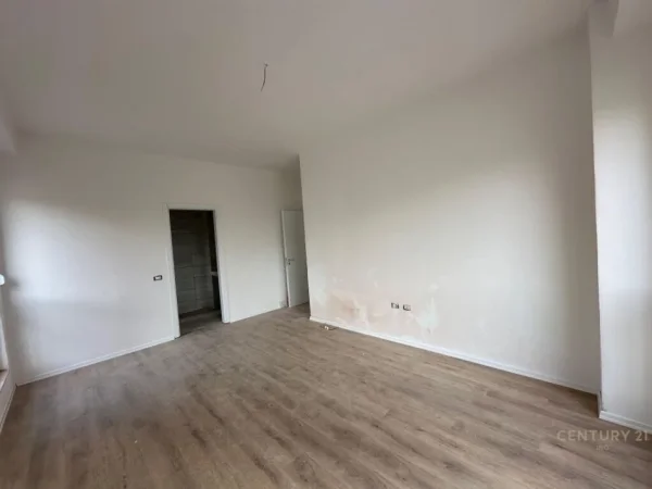 Tirane, shes apartament 3+1+Ballkon Kati 2, 143 m² 230.000 € (rruga e dafinave)