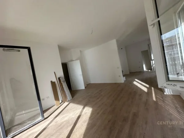 Tirane, shes apartament 3+1+Ballkon Kati 2, 143 m² 230.000 € (rruga e dafinave)