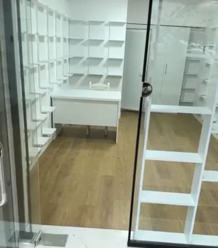 Tirane, jepet me qera dyqan Kati 0, 25 m² 500 € (SHESHI WILLSON)