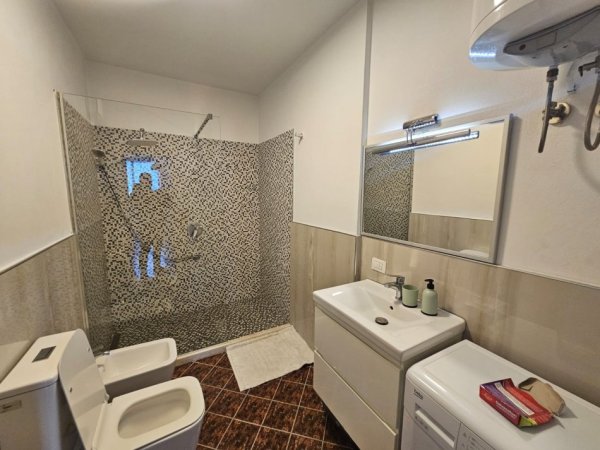 Tirane, jepet me qera apartament 1+1+Aneks+Ballkon Kati 5, 60.000 € (Rruga Barrikadave)