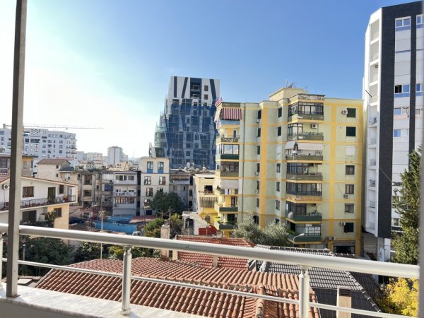 Tirane, jepet me qera apartament 1+1+Aneks+Ballkon Kati 5, 60.000 € (Rruga Barrikadave)