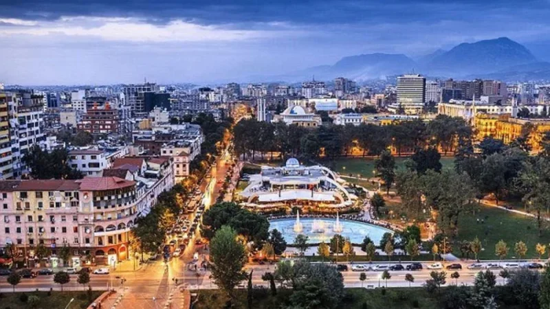 Tirane, jepet me qera ambjent biznesi Kati 1, 42 m² 1.200 € (Bllok)