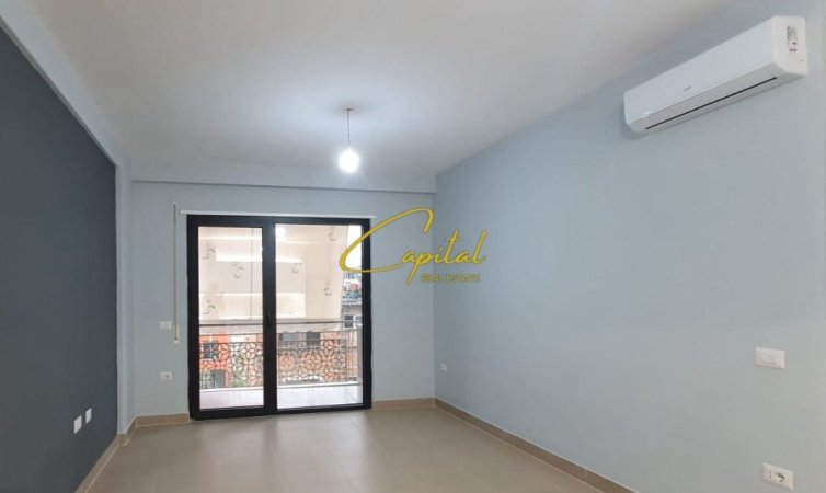 Tirane, jepet me qera zyre Kati 3, 62 m² 550 € (21 DHJETORI)