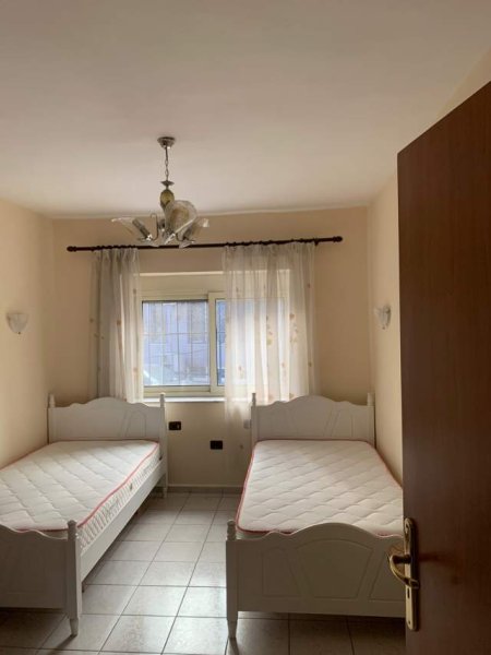 Tirane, jepet me qera apartament 2+1 Kati 1, 85 m² 320 Euro (Prapa Maternitetit, Brryl)
