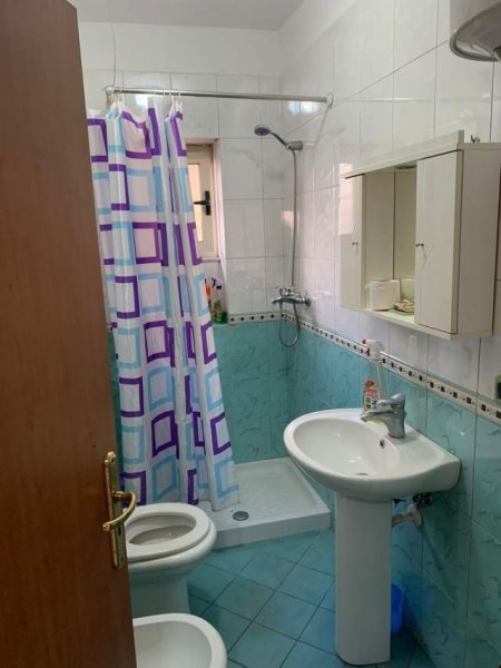 Tirane, jepet me qera apartament 2+1 Kati 1, 85 m² 320 Euro (Prapa Maternitetit, Brryl)