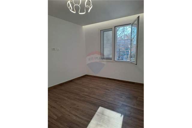 Tirane, jepet me qera zyre Kati 3, 60 m² 450 Euro (Muhamet Gjollesha)