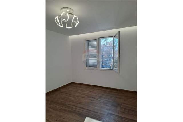 Tirane, jepet me qera zyre Kati 3, 60 m² 450 Euro (Muhamet Gjollesha)