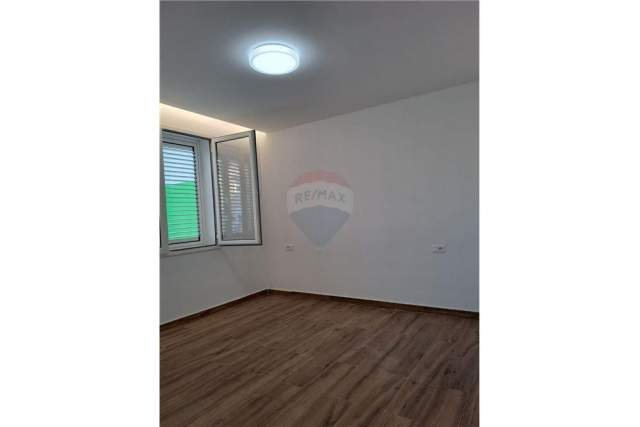 Tirane, jepet me qera zyre Kati 3, 60 m² 450 Euro (Muhamet Gjollesha)