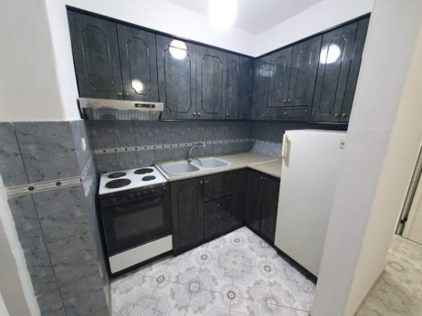 Tirane, jepet me qera apartament 1+1 Kati 3, 60 m² 350 Euro (Porcelan prane UET)