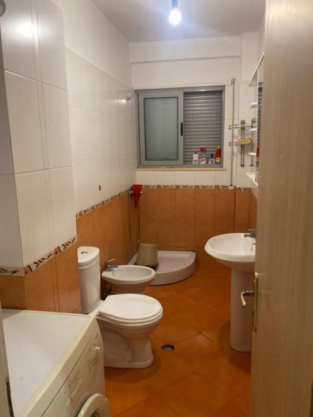Tirane, jepet me qera apartament 2+1+BLK Kati 2, 110 m² 35.000 Leke (selit e vjeter)