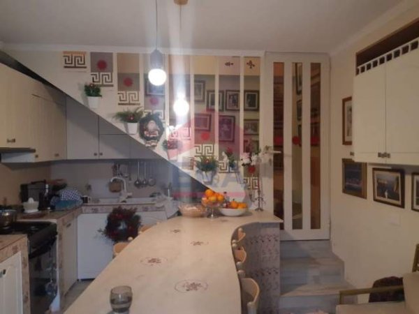 Tirane, jepet me qera Vile Kati 2, 140 m² 1.000 Euro (Surrel)