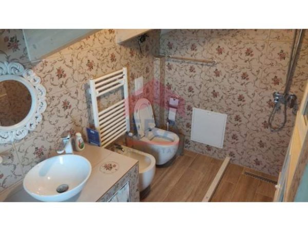 Tirane, jepet me qera Vile Kati 2, 140 m² 1.000 Euro (Surrel)