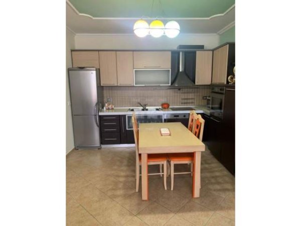 Tirane, jepet me qera apartament 1+1+BLK 70 m² 500 Euro (Komuna e Parisit)