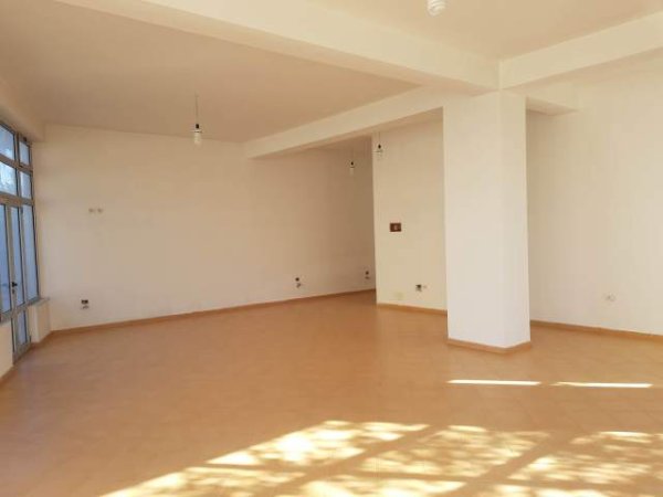 Tirane, shes ambjent biznesi Kati 1, 82 m² 106.000 Euro (Rruga Kastriotët)