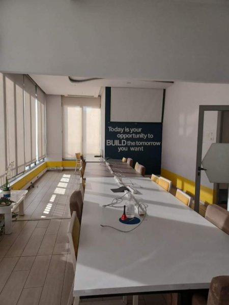 Tirane, jepet me qera dyqan Kati 2, 250 m² 1.500 Euro (astir)