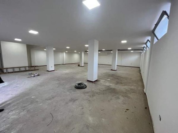 Korce, jepet me qera ambjent biznesi Kati -1, 280 m² 2.000 Euro (Lagjia 18, Korce)