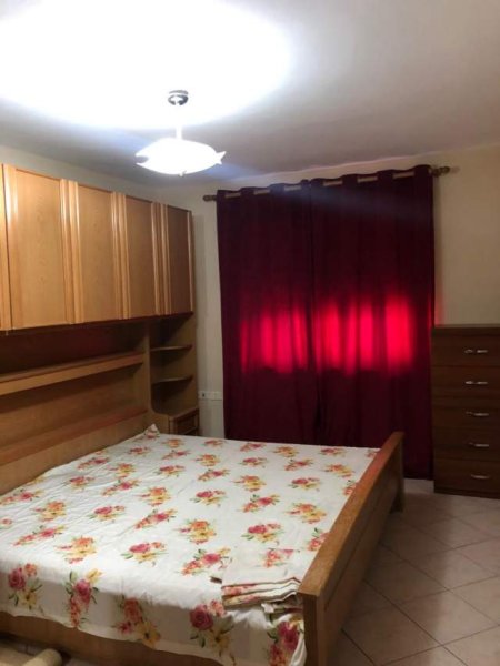 Tirane, jepet me qera apartament 2+1 Kati 4, 95 m² 450 Euro (rruga thanas ziko)