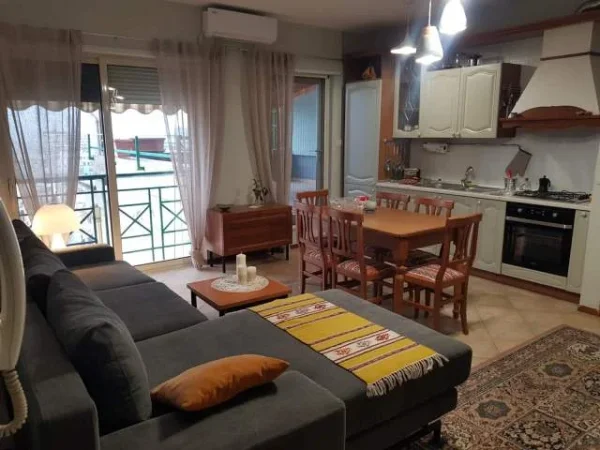 Tirane, Jepet me Qera Apartament 2+1+BLK Kati 10, 115 m² 700 Euro tek Rruga e Bogdaneve