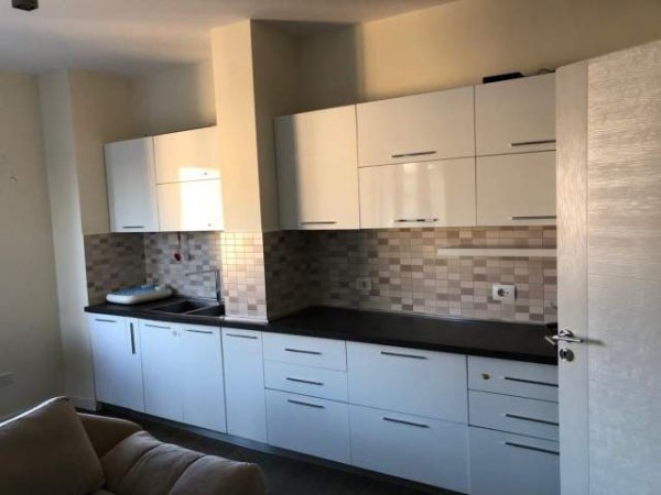 Tirane, jepet me qera apartament 2+1 Kati 5, 85 m² 600 Euro (rruga Rreshit Collaku)