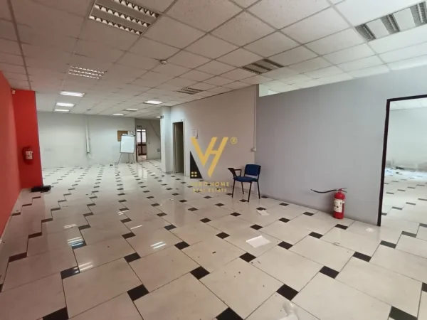 Tirane, jepet me qera zyre Kati 0, 300 m² 3.000 € (RRUGA E ELBASANIT)