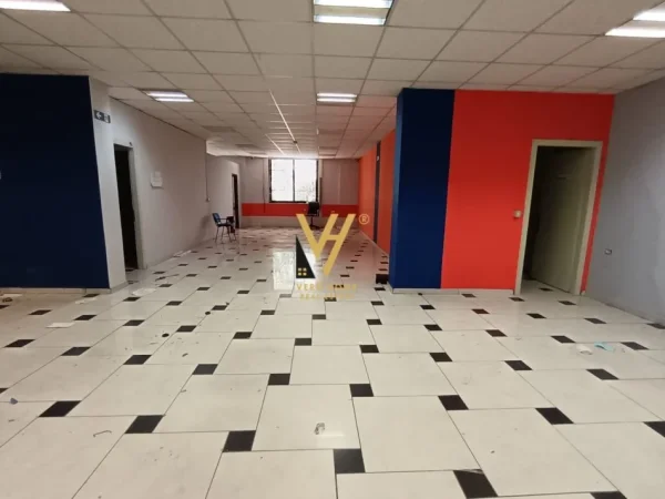 Tirane, jepet me qera zyre Kati 0, 300 m² 3.000 € (RRUGA E ELBASANIT)