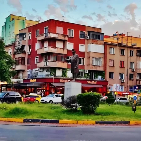 Tirane, jepet me qera dyqan Kati 1, 25 m² 500 € (Sheshi Willson)