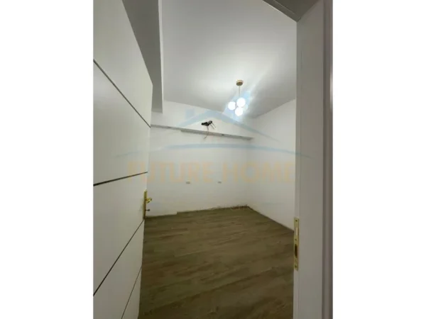 Durres, shitet ambjent biznesi Kati 1, 93 m² 135.000 € (poliklinika)