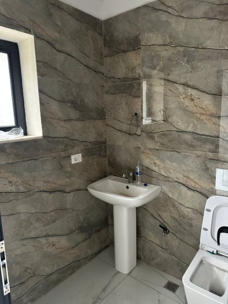 Tirane, jepet me qera ambjent biznesi Kati 1, 82 m² 501 € (Kamëz)