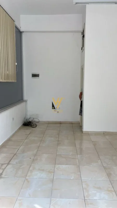 Tirane, jepet me qera dyqan Kati 0, 30 m² 300 € (ASTIR)