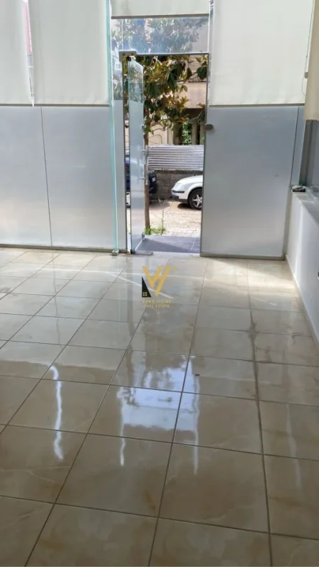 Tirane, jepet me qera dyqan Kati 0, 30 m² 300 € (ASTIR)