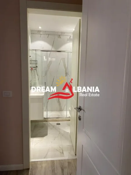 Tirane, jepet me qera apartament 2+1+Ballkon Kati 5, 110 m² 600 € (Tek Fusha e Aviacionit)
