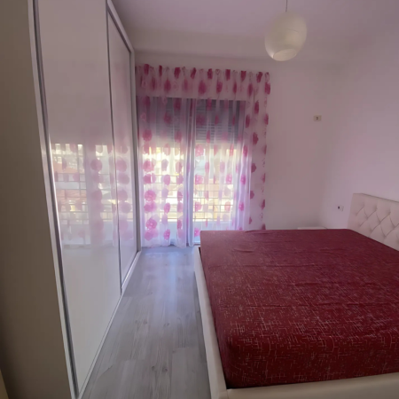 Tirane, jepet me qera apartament 2+1 Kati 3, 180 m² 700 € (Pazari i Ri)