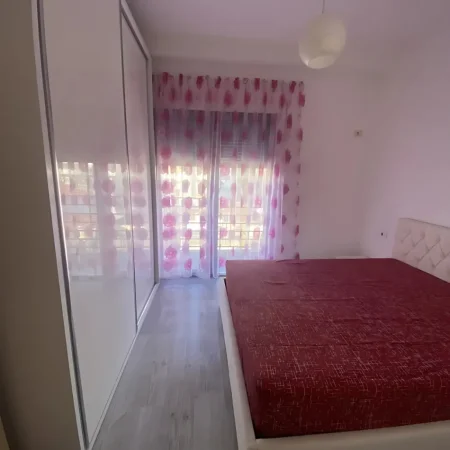 Tirane, jepet me qera apartament 2+1 Kati 3, 180 m² 700 € (Pazari i Ri)
