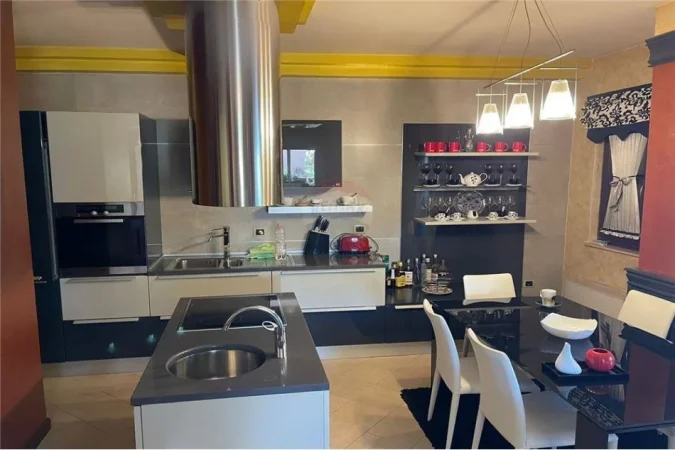 Tirane, shitet 3+1 , (APARTAMENT 3+1+3 PER SHITJE TE GARDA)