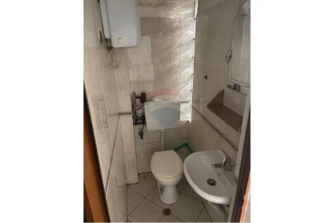 Tirane, jepet me qera ambjent biznesi Kati 0, 20 m² 350 € (Piazza)