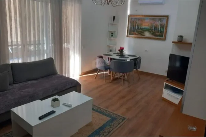 (Apartament me qira 2+1+ parkim Pazari i Ri)
