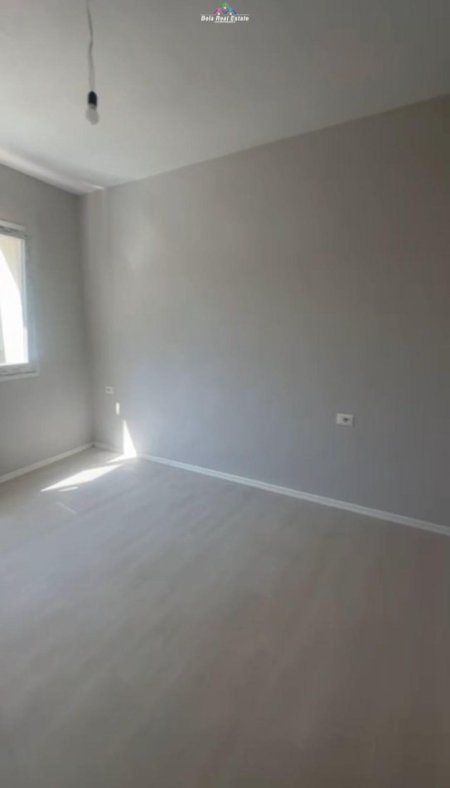 Tirane, jepet me qera zyre Kati 2, 100 m² 450 € (Fusha e Aviacionit)