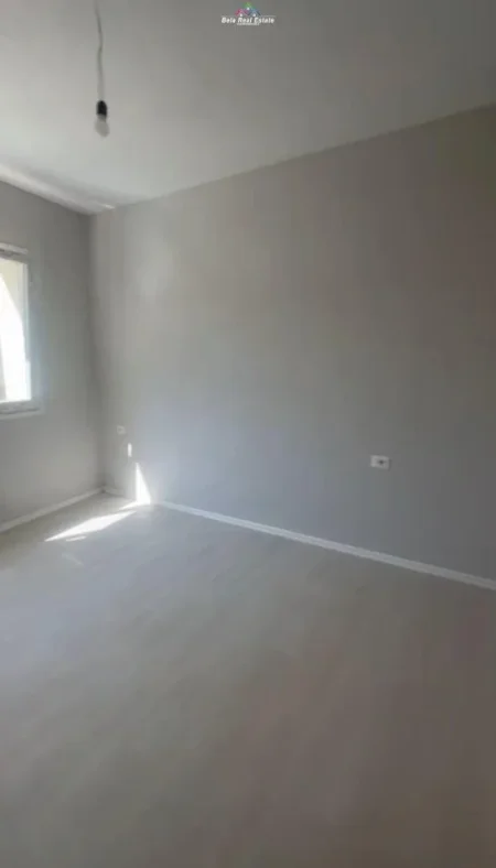 Tirane, jepet me qera zyre Kati 2, 100 m² 450 € (Fusha e Aviacionit)