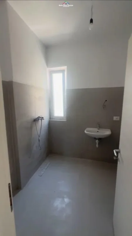 Tirane, jepet me qera zyre Kati 2, 100 m² 450 € (Fusha e Aviacionit)