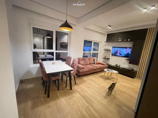 Tirane, jepet me qera apartament 1+1+Ballkon Kati 8, 63 m² 450 € (Ali Demi)