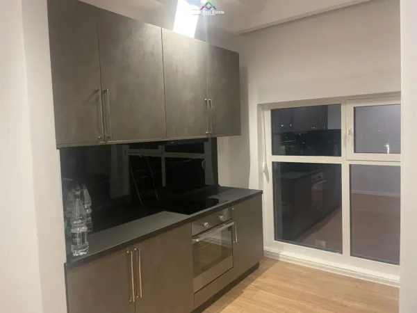 Tirane, jepet me qera apartament 1+1+Ballkon Kati 8, 63 m² 450 € (Ali Demi)