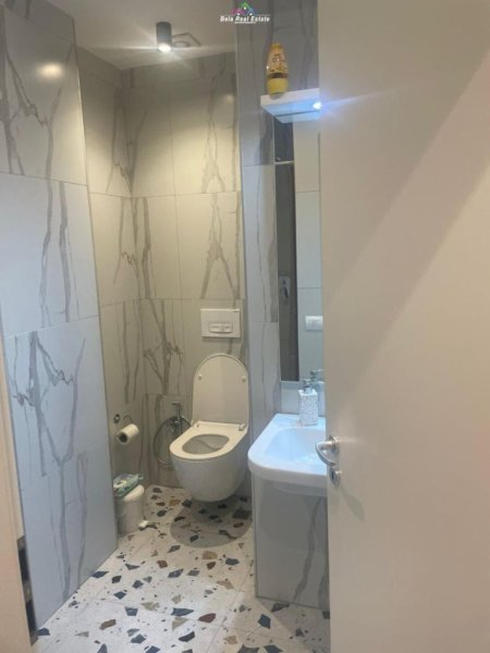 Tirane, jepet me qera apartament 1+1+Ballkon Kati 8, 63 m² 450 € (Ali Demi)