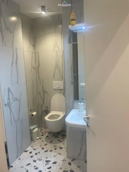 Tirane, jepet me qera apartament 1+1+Ballkon Kati 8, 63 m² 450 € (Ali Demi)