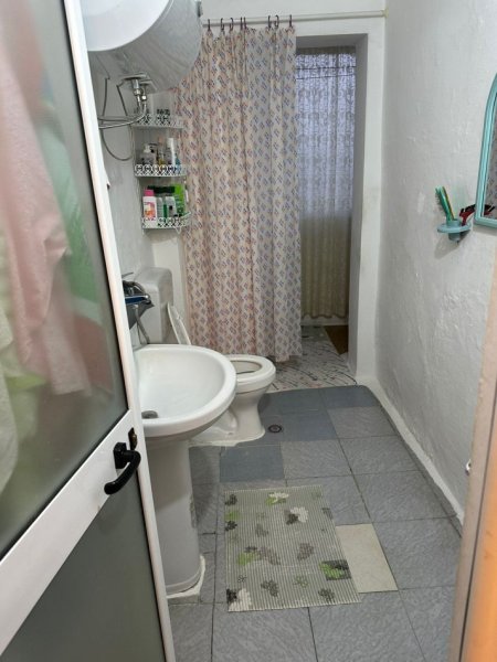 Tirane, jepet me qera apartament 2+1 Kati 4, 80 m² 500 € (Vasil Shanto)
