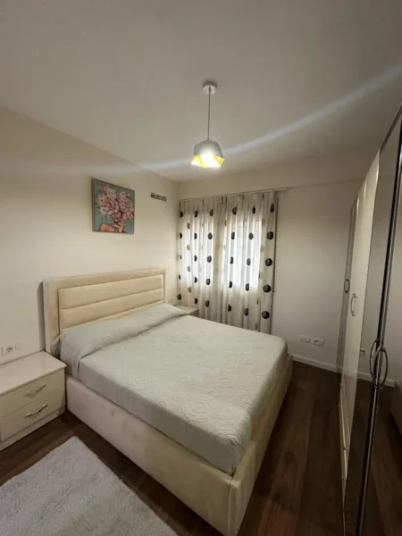 Tirane, jap me qera apartament 1+1+Ballkon Kati 3, 63 m² 650 € (Komuna e Parisit)