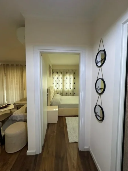 Tirane, jap me qera apartament 1+1+Ballkon Kati 3, 63 m² 650 € (Komuna e Parisit)