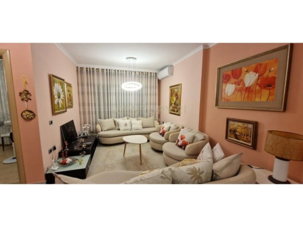Tirane, jepet me qera apartament 1+1 Kati 2, 60 m² 550 € (Pazari i Ri CAPITAL106923)