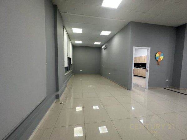 Tirane, jepet me qera ambjent biznesi Kati 3, 320 m² 2.600 € (rruga bardhyl)