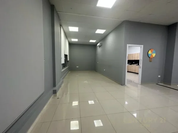 Tirane, jepet me qera ambjent biznesi Kati 3, 320 m² 2.600 € (rruga bardhyl)