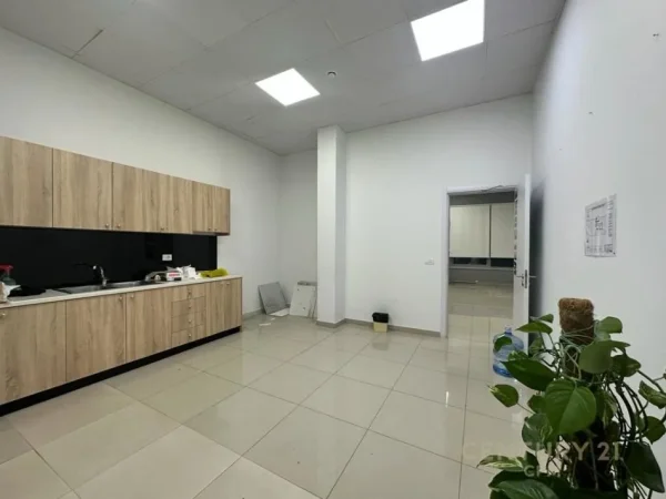 Tirane, jepet me qera ambjent biznesi Kati 3, 320 m² 2.600 € (rruga bardhyl)